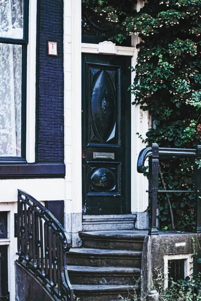 Hollanda, Amsterdam 'ın merkez caddesindeki bir binanın mimari ayrıntıları. — Stok fotoğraf