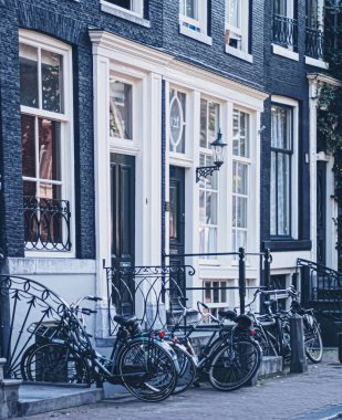 Hollanda 'daki Amsterdam şehir merkezindeki ana şehir caddesi.