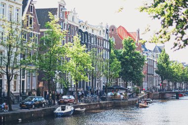 Hollanda 'daki Amsterdam şehir merkezindeki ana şehir caddesi.