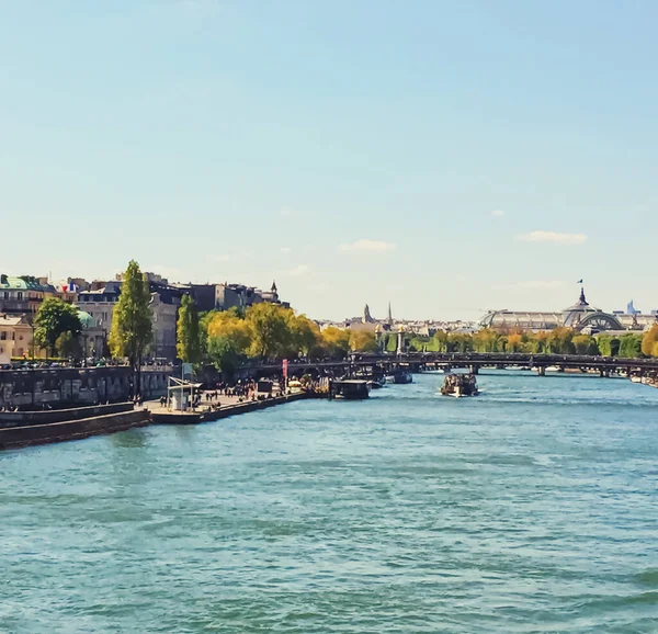 Seine-Ufer, historische Gebäude und klassische Architektur in Paris, Frankreich — Stockfoto