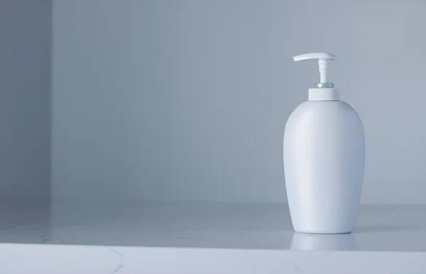 Blanco etiket cosmetische container fles als product mockup op grijze achtergrond — Stockfoto
