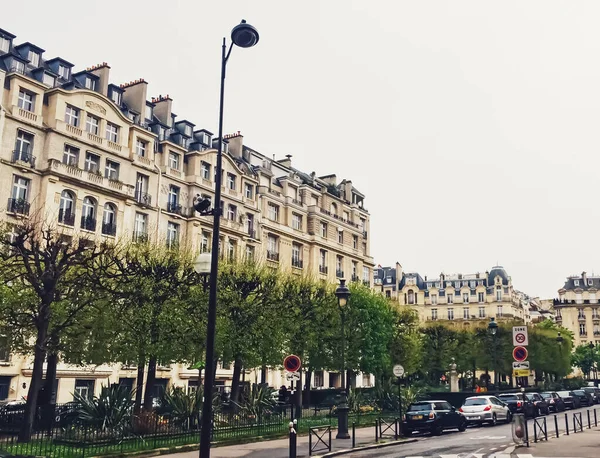 Arquitectura parisina y edificios históricos, restaurantes y boutiques en las calles de París, Francia —  Fotos de Stock