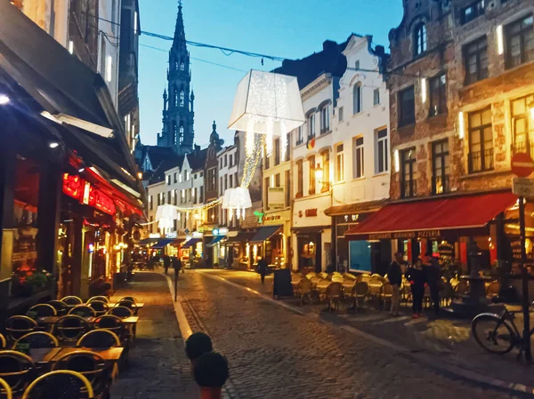 Ulice Brusel, hlavní město Belgie, evropská architektura a historické budovy v noci — Stock fotografie