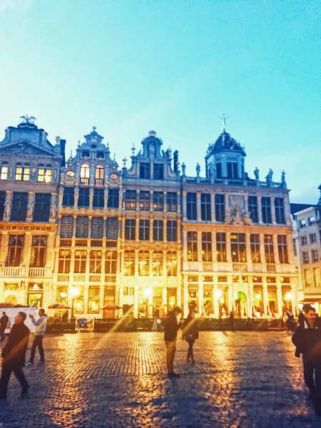 La plaza Grand Place en Bruselas, la capital de Bélgica, famoso hito histórico por la noche — Foto de Stock