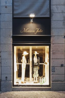 İsviçre, Zürih 'te Bahnhofstrasse caddesinde lüks bir butik mağazasının vitrininde.
