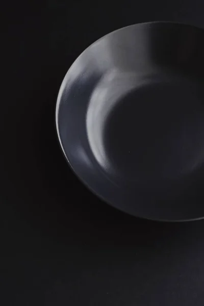 Assiettes vides sur fond noir, vaisselle haut de gamme pour le dîner de vacances, design minimaliste et régime alimentaire — Photo