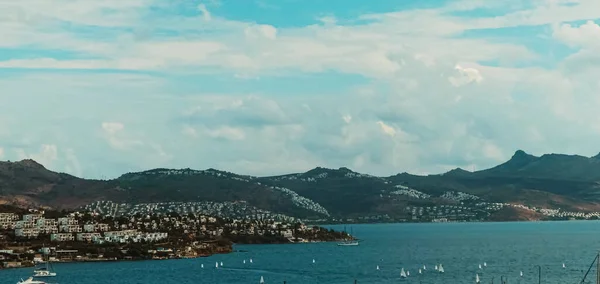 Costa mediterranea e cielo nuvoloso, bellissima vista panoramica sul mare e natura costiera — Foto Stock