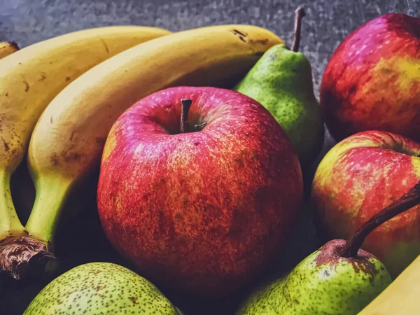 Kırsal keten zeminde organik elmalar, armutlar ve muzlar — Stok fotoğraf