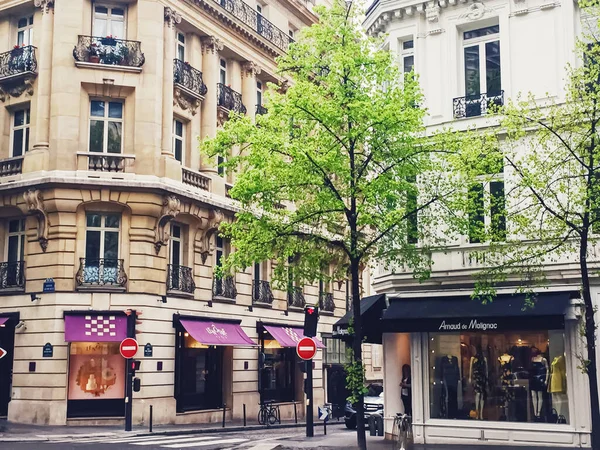 Arquitectura parisina y edificios históricos, restaurantes y boutiques en las calles de París, Francia —  Fotos de Stock