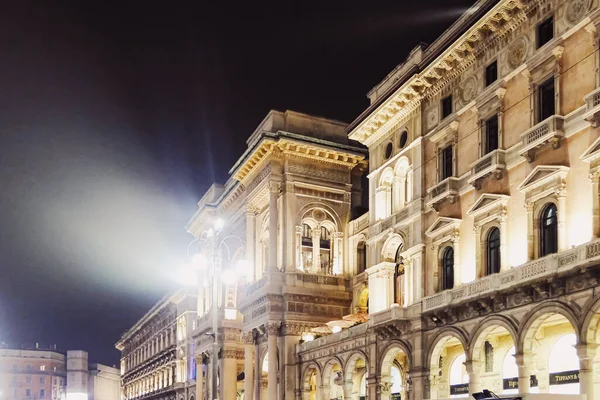 Галерея Витторио Эмануэле в Милане, классическая европейская архитектура региона Ломбардия на севере Италии, историческое здание и знаменитая достопримечательность ночью — стоковое фото