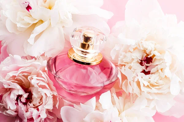 Luxusní vonné láhve jako elegantní parfém produkt na pozadí pivoňských květin, parfumová reklama a krása značkování — Stock fotografie