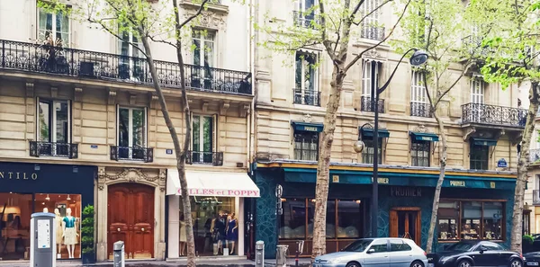 Arquitectura parisina y edificios históricos, restaurantes y boutiques en las calles de París, Francia — Foto de Stock