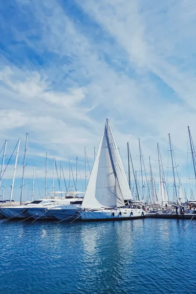 Yachten und Boote im Hafen an der Mittelmeerküste, Reisen und Freizeit — Stockfoto