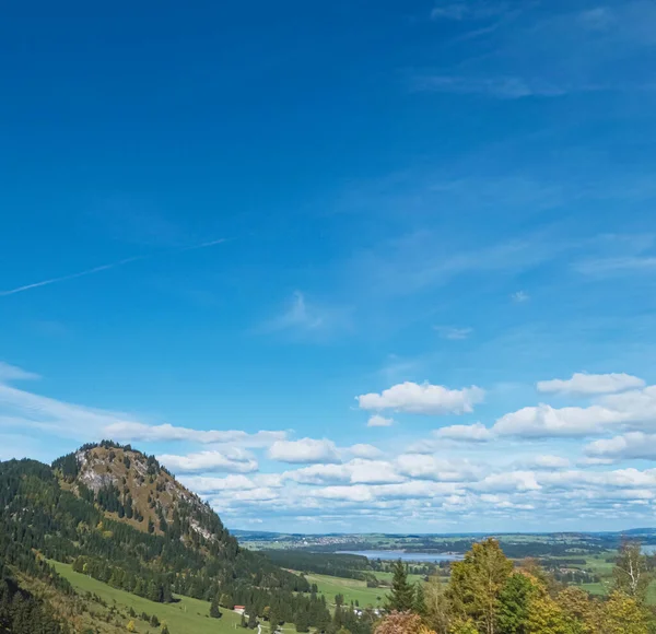 Bela natureza dos Alpes Europeus, vista paisagem de montanhas alpinas, lago e aldeia em um dia ensolarado, viagens e destino — Fotografia de Stock