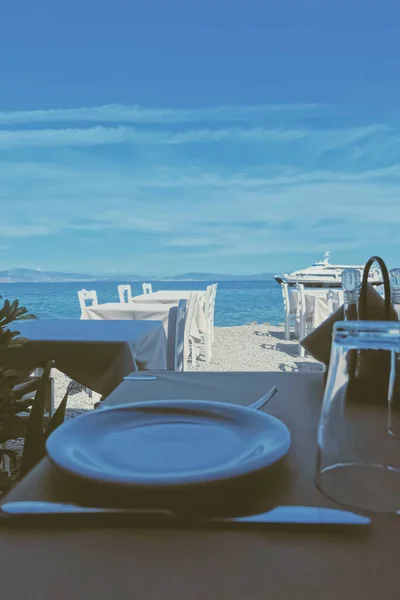 Empty restaurant by the Aegean sea and cruise boat, travel and nature — Stock Photo, Image