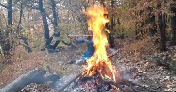 Meditatives Flötenspiel Wald Feuer — Stockvideo