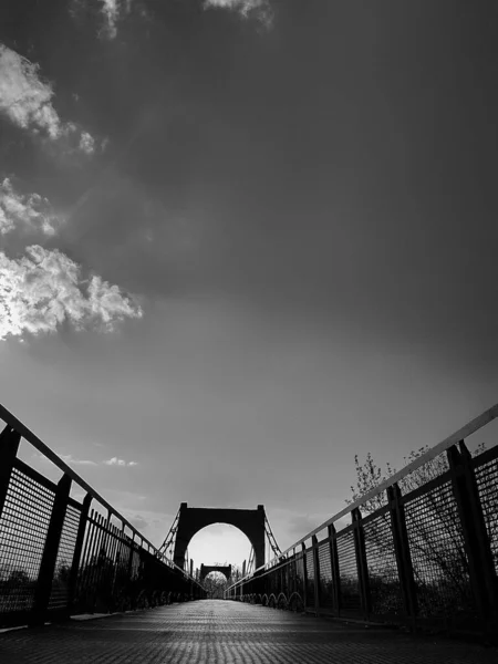 Eine Fußgängerbrücke Schwarz Weiß — Stockfoto