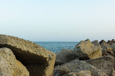 Deniz kıyısındaki taşlar