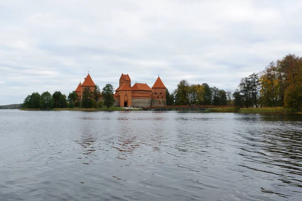 Castelo de Trakai no lago — Fotografia de Stock