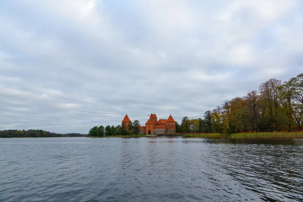 Castelo de Trakai no lago — Fotografia de Stock