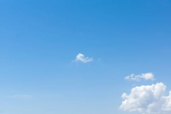 Las nubes blancas flotando sobre un fondo de cielo azul — Foto de Stock