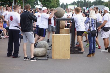 İnsanlar spor kompleksi beşinci yıldönümünü kutlamak