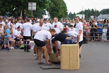 İnsanlar spor kompleksi beşinci yıldönümünü kutlamak