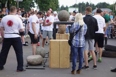 İnsanlar spor kompleksi beşinci yıldönümünü kutlamak