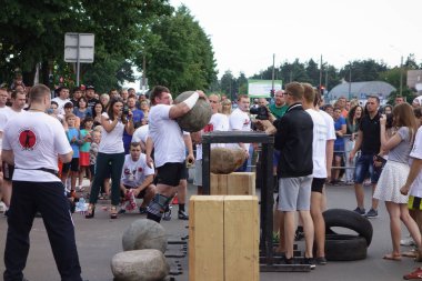 İnsanlar spor kompleksi beşinci yıldönümünü kutlamak