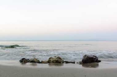 taşların altında gelen dalga sahilde