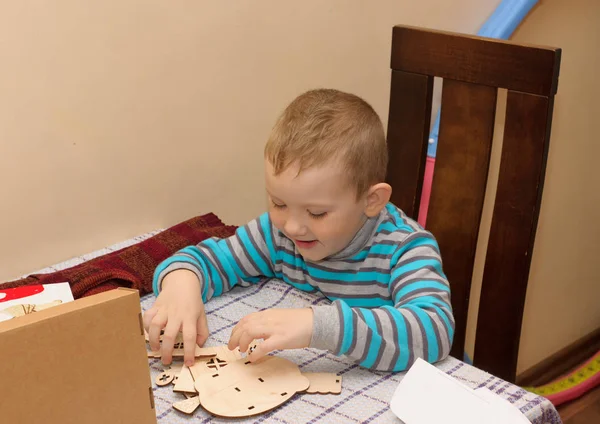 Хлопчик з картонною коробкою — стокове фото