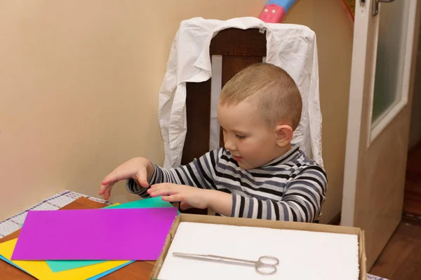 Boy makes crafts — Stock Photo, Image