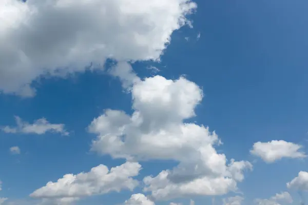 Bílá oblaka, plovoucí na pozadí modré oblohy — Stock fotografie