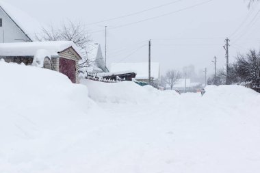 Kışın köy sokağı