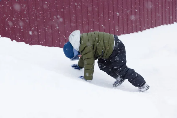少年は、雪に覆われた丘の上にドライブに行く — ストック写真