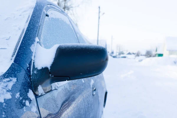 Blaues Auto mit Schnee bedeckt — Stockfoto