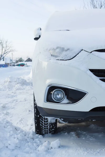 Weißes Auto im Schnee — Stockfoto