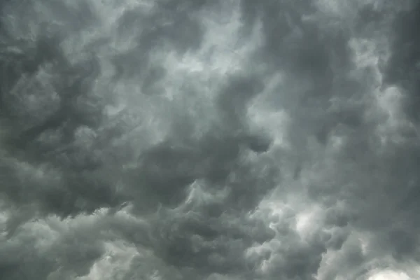 嵐の前に、の暗い嵐の雲 — ストック写真