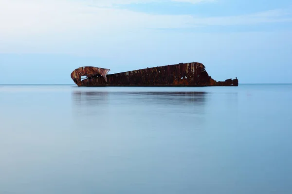 Gran viejo barco oxidado volcado — Foto de Stock