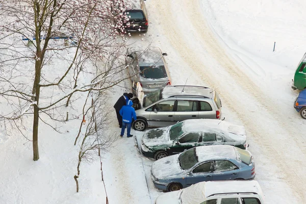 Soğuk havalarda arabanın başlatmaya çalışır — Stok fotoğraf