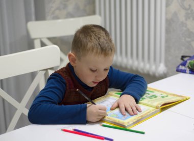 Çocuk kitap okuyor.