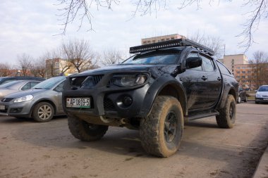 Güçlü araba park yerinde