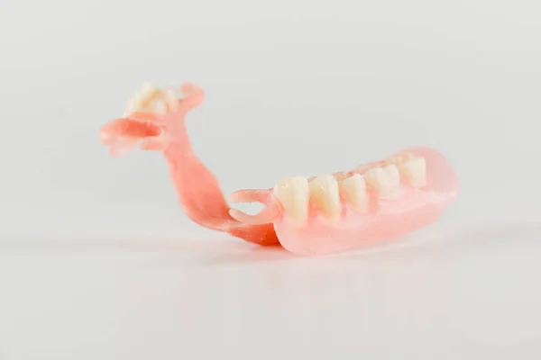 Novas dentaduras em um fundo branco — Fotografia de Stock