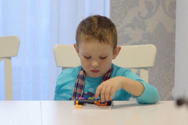 bir tablo çalmaya oturan çocuk