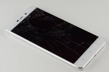 Bozuk ekranlı cep telefonu