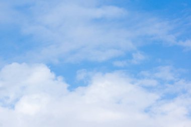 Beyaz bulutlu mavi gökyüzü