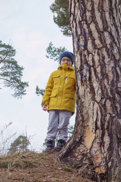 Chłopiec w żółtą kurtkę — Zdjęcie stockowe