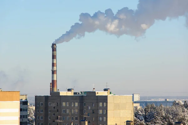 都市ガスの工場の煙突 — ストック写真