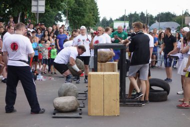 İnsanlar spor kompleksi beşinci yıldönümünü kutlamak