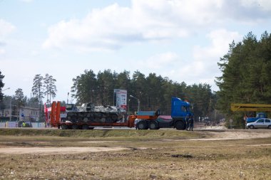 arkasında bir tank ile kamyon